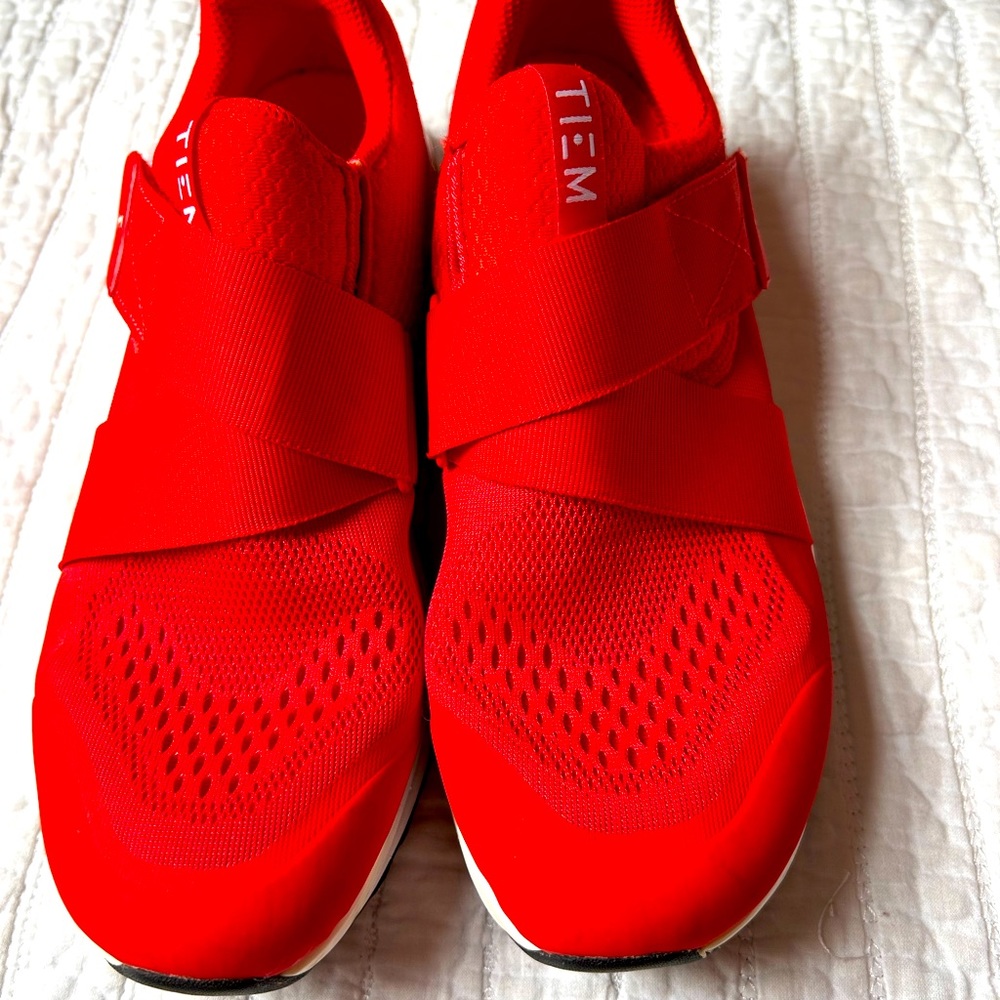 Red tiem cycling shoes with clips. Slight discoloration from shoe to sole on pic